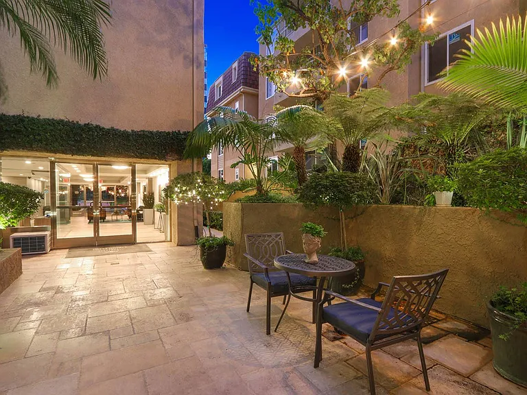 Palm Royale Apartments — Photo 21