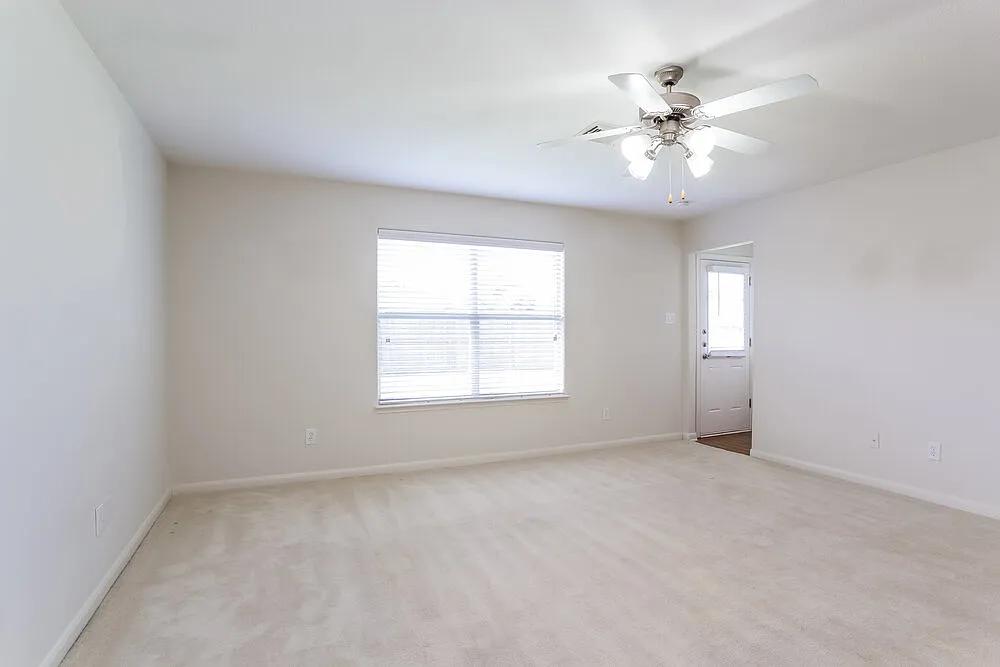 3 bed, 2.0 bath, 1410 sqft, $1,745 — Photo 2