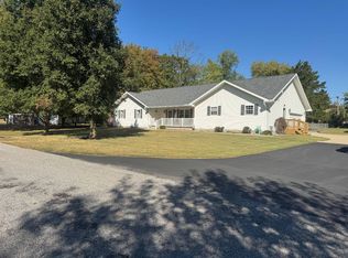 204 W Greenwalt St, Wayne City, IL 62895