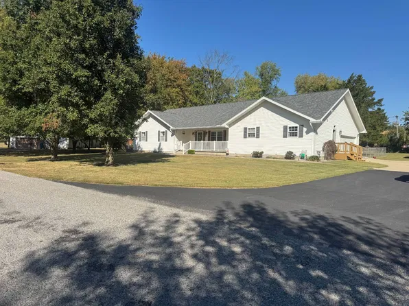 204 W Greenwalt St, Wayne City, IL 62895