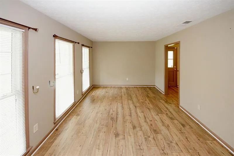 3 bed, 2.0 bath, 2049 sqft, $2,100 — Photo 2