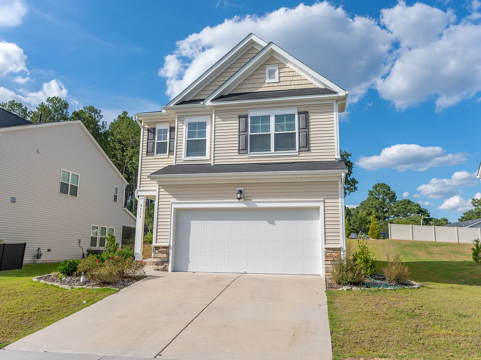 3 bed, 2.5 bath, 1924 sqft, $2,200 — Photo 2