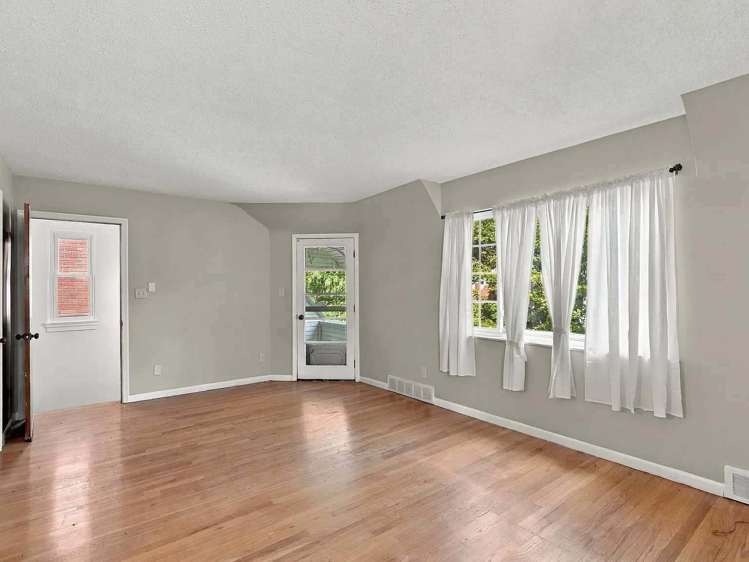 4 bed, 1.0 bath, 1200 sqft, $1,600 — Photo 3