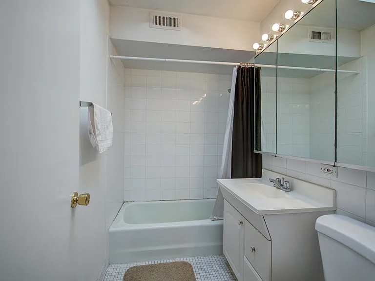 2830 N Burling St #D — Photo 12