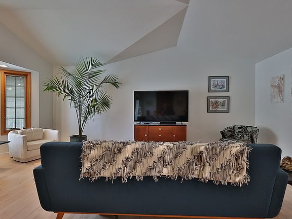 2nd image of 1102 Bruce Ln