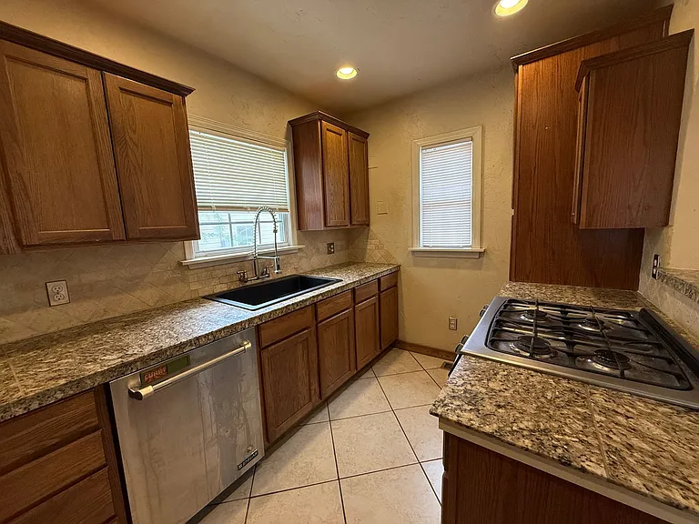 2808 NW 24th St — Photo 11