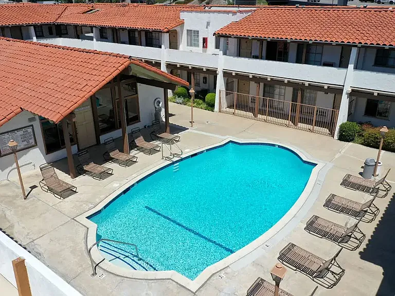 Las Casas Apartment Homes — Photo 5