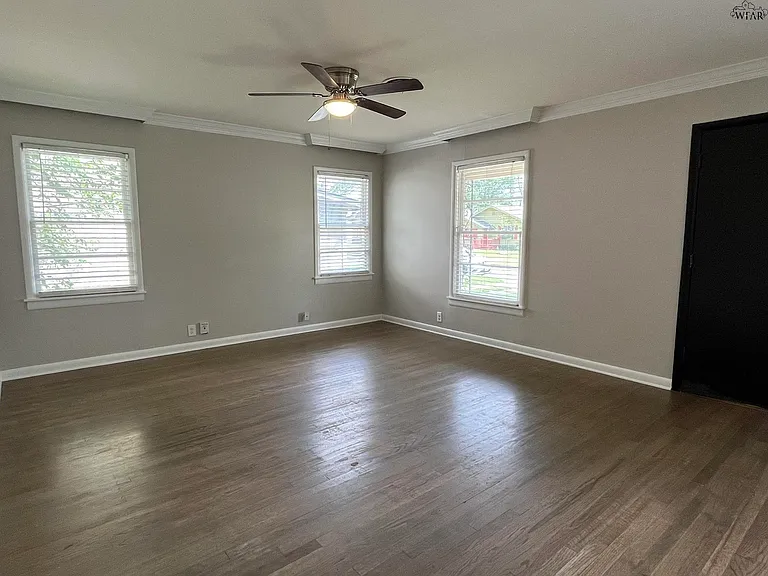 1824 Woodrow Ave — Photo 3
