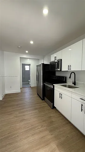 211 SW 10th Ave #4 Photo 1