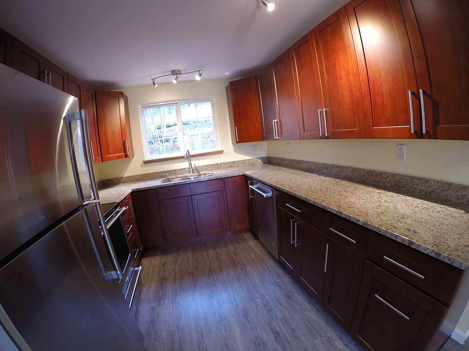 Kitchen-Granite counter tops, soft close cabinets.