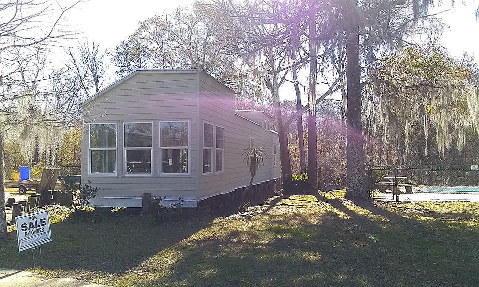 Front view on golf cart path