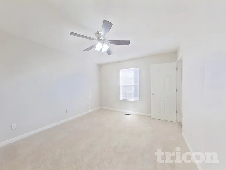 521 Halleck Ln — Photo 8