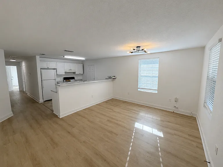 1335 W Lasalle St — Photo 4