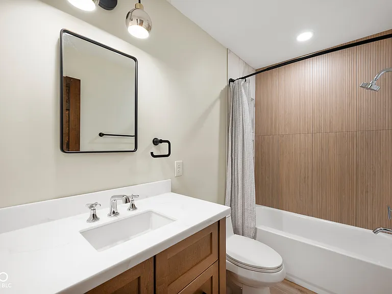 910 Williamsburg Ln — Photo 23
