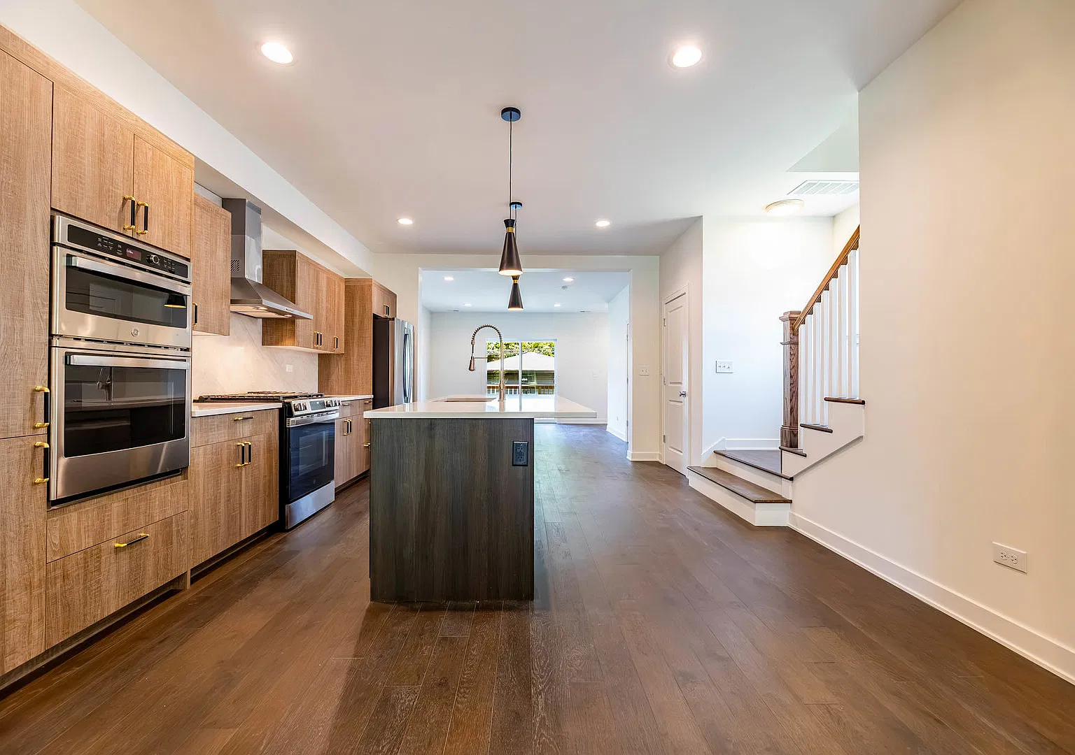 3 bed, 2.5 bath, 1925 sqft, $3,000 — Photo 3