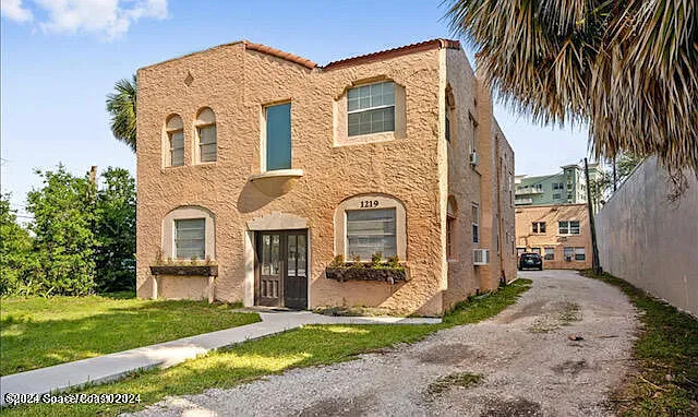 2 bed, 1.0 bath, 1000 sqft, $1,300 — Photo 1