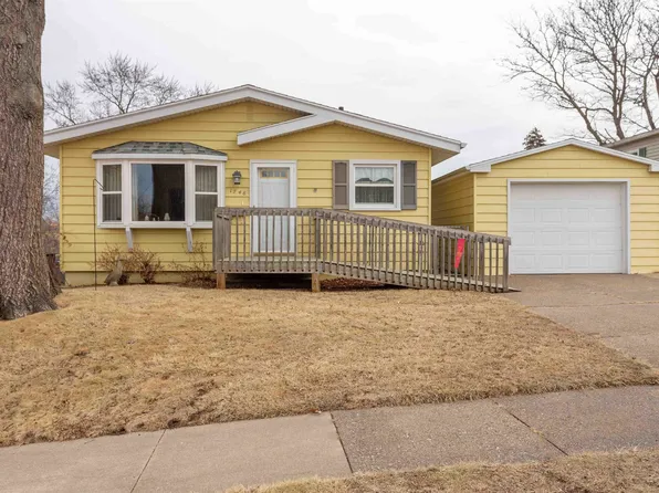 1748 Richie Dr, Dubuque, IA 52002