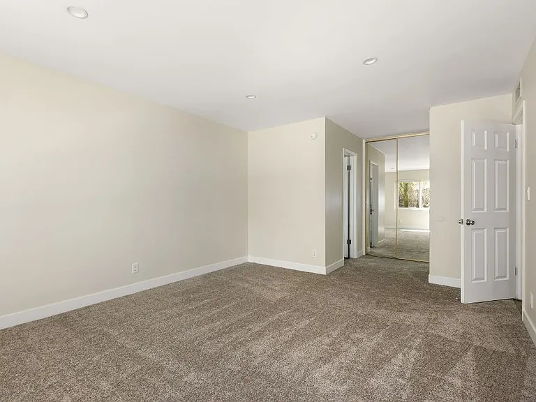 Lombardi Apartments — Photo 42