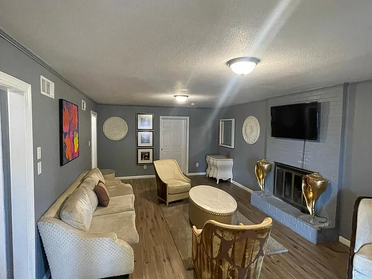 2914 S Mendenhall Rd — Photo 2