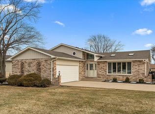 267 Center Rd, Frankfort, IL 60423