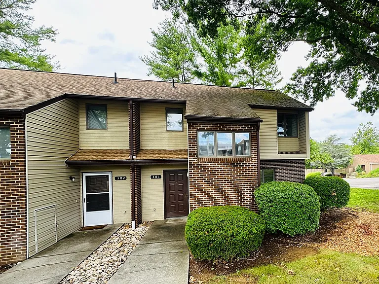 301 Shenandoah Cir — Photo 2