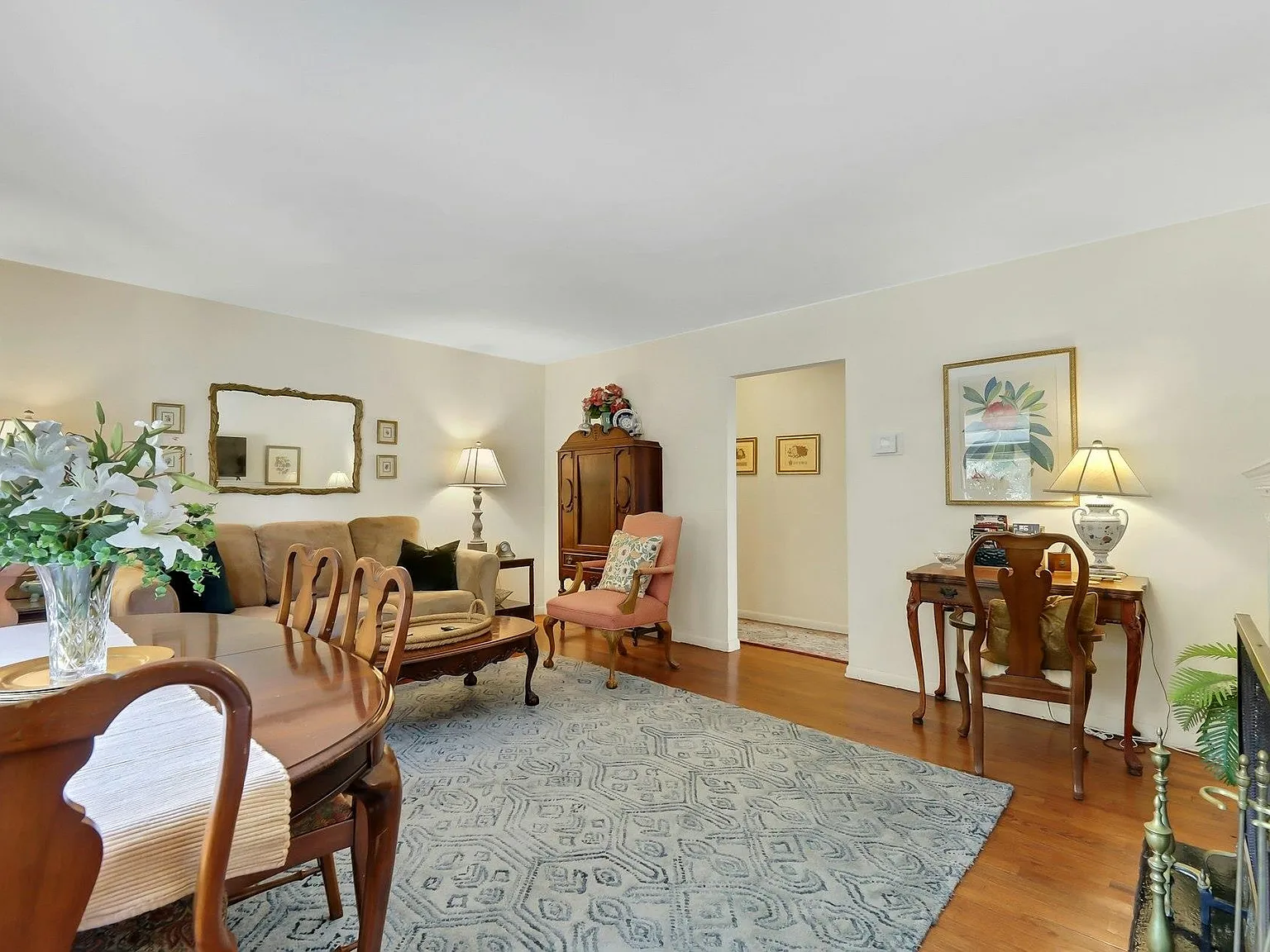 4 bed, 2.0 bath, $5,200 — Photo 2