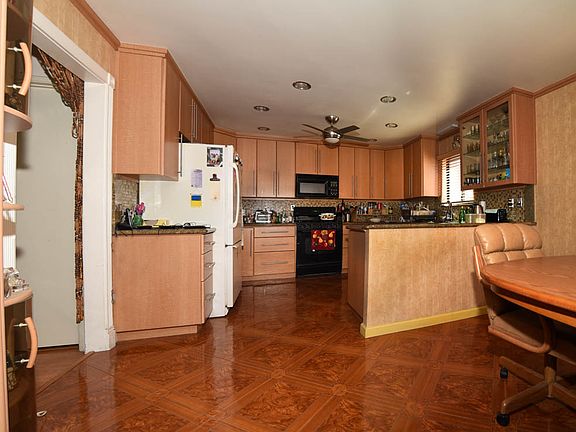 5th image of 7610 Canby Ave Unit 3