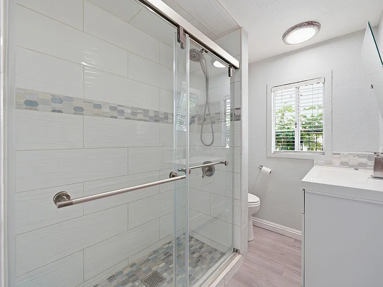 126 E Balboa Blvd — Photo 8