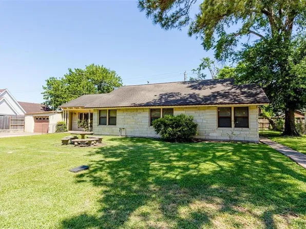 215 Fairbanks St, Houston, TX 77009