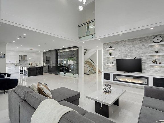 5th image of 15671 Roper Ave