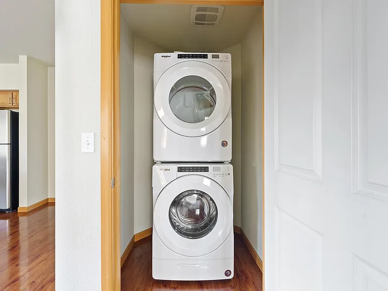 Shangri La Apartments — Photo 14