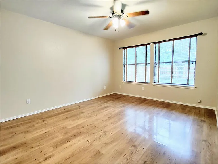 1009 Horseman Cv — Photo 10