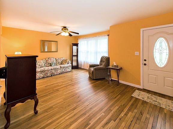 2nd image of 10 Katherine Pl