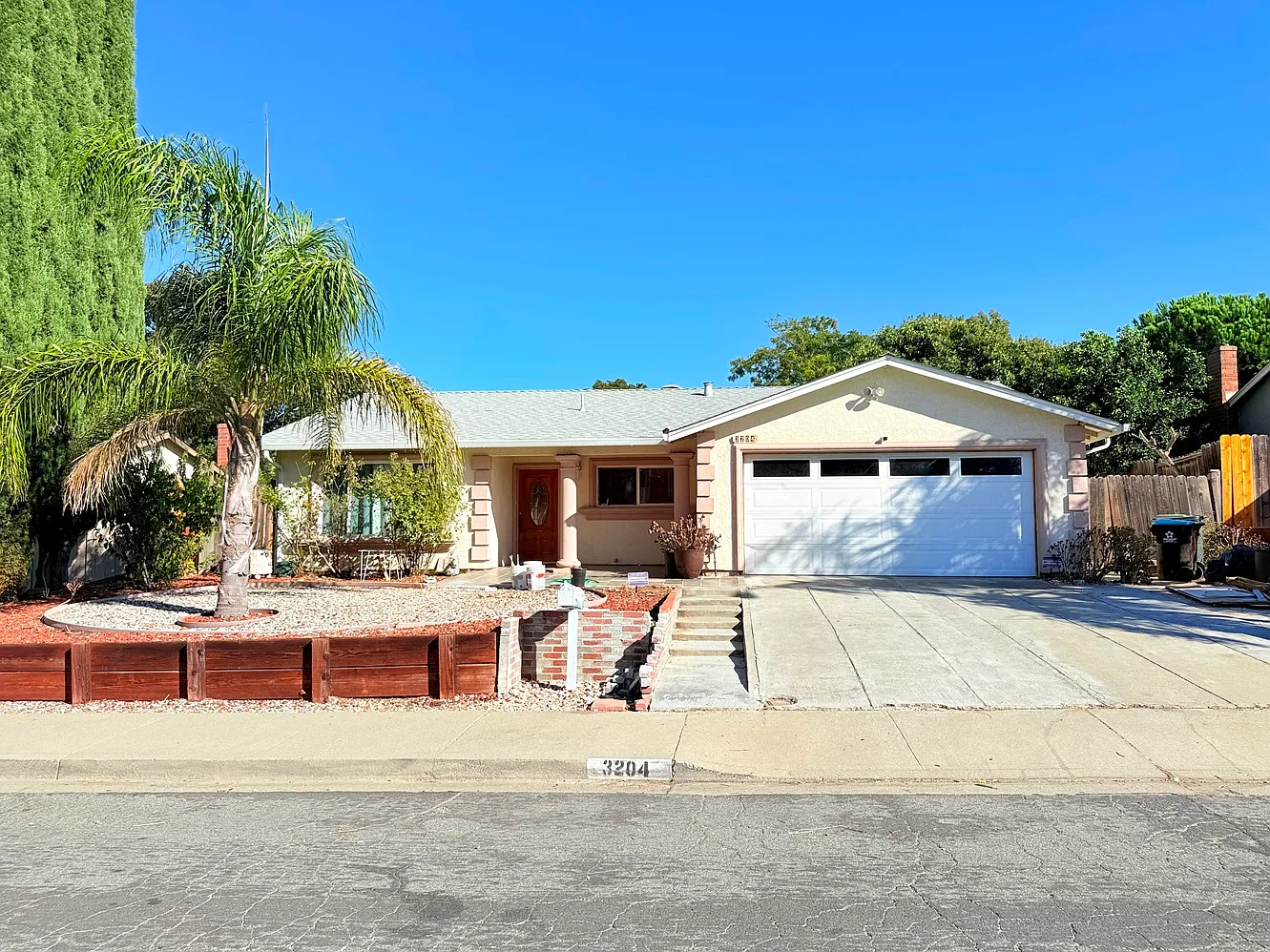 4 bed, 1600 sqft, $3,295 — Photo 1
