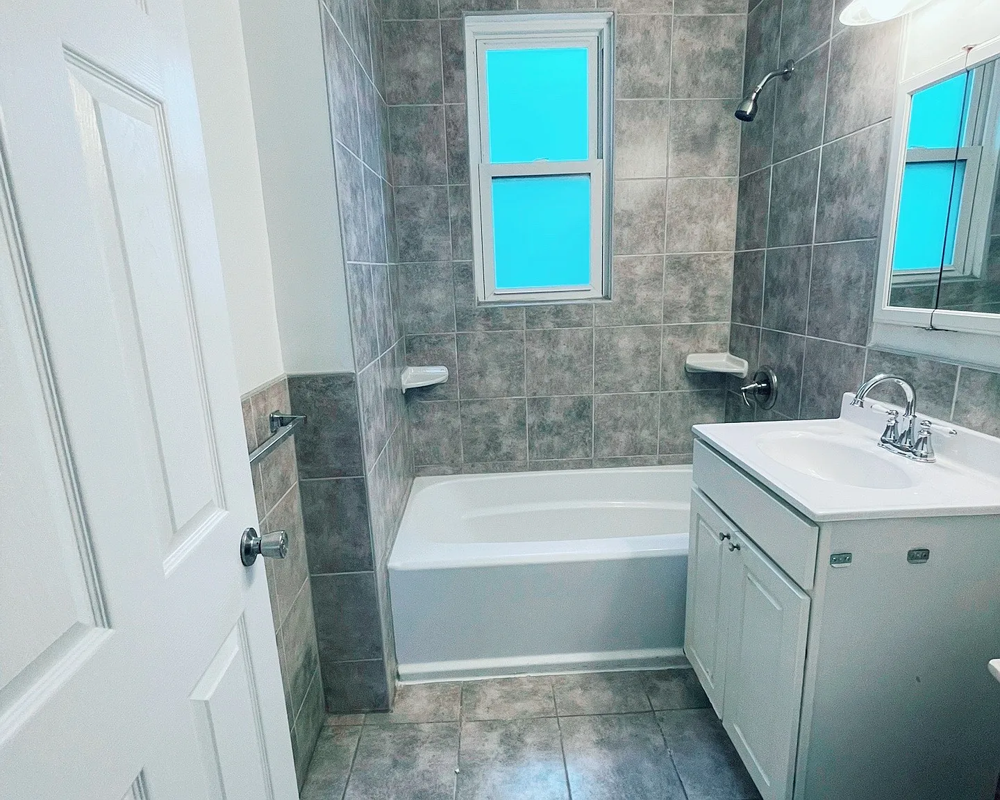 3 bed, 1300 sqft, $2,600 — Photo 3