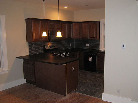 3rd image of 565 W Saratoga Ave
