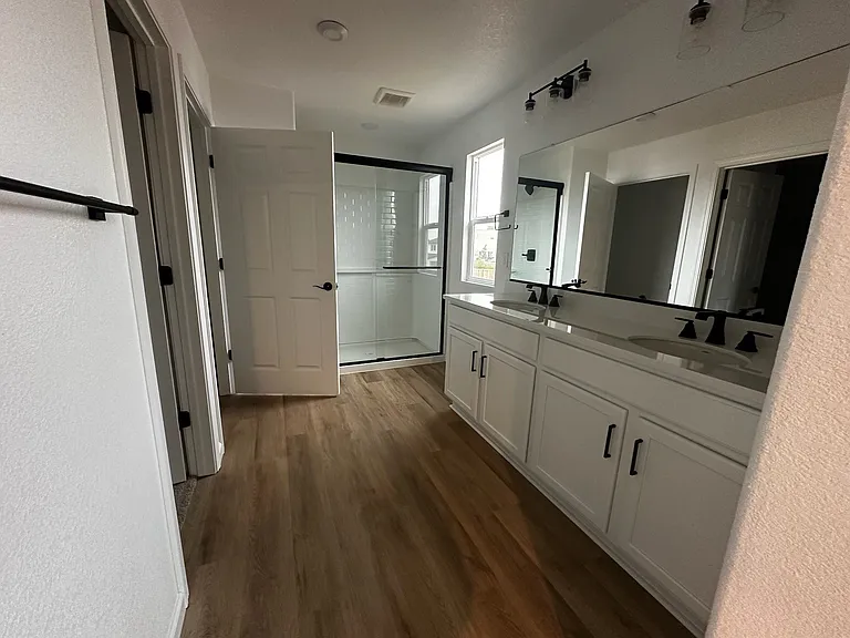Upstairs Main Bathroom with walk-in closet