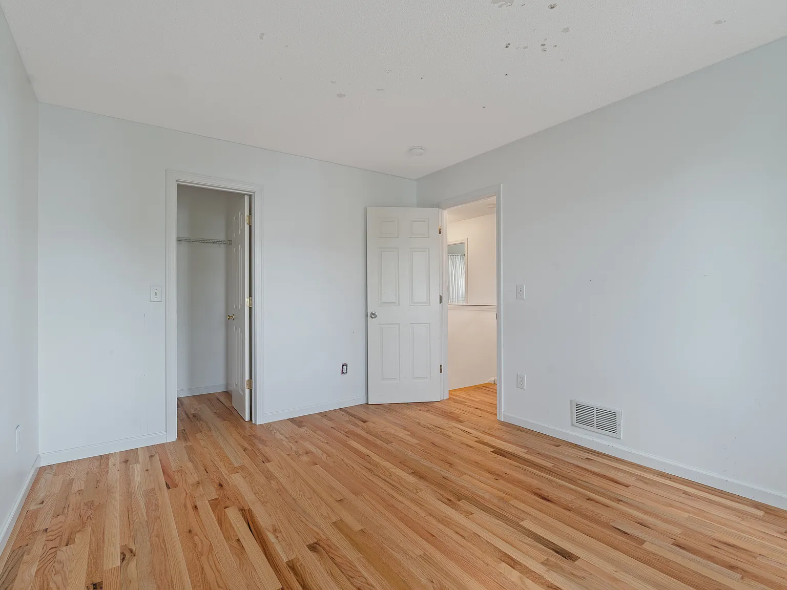 3 bed, 3.5 bath, 2100 sqft, $3,200 — Photo 2