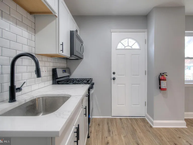 1327 Jackson St — Photo 19