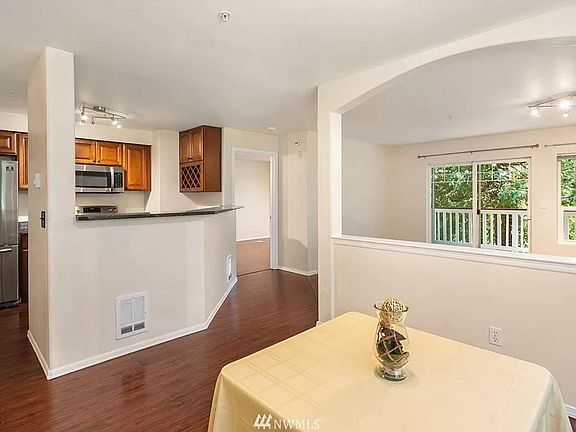 2nd image of 18501 SE Newport Way Unit H137