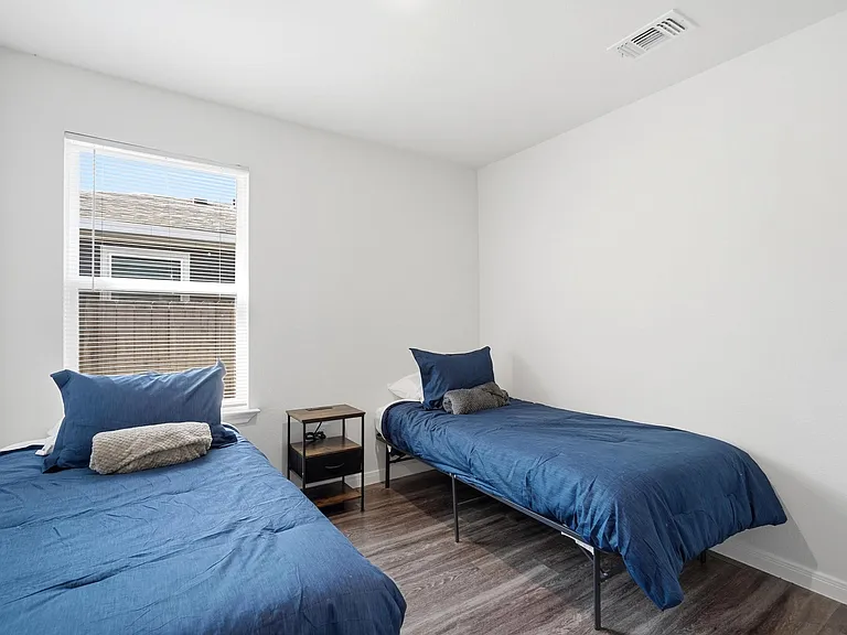 1327 Beech St — Photo 15