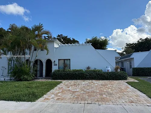 824 SW 12th Pl Photo 1