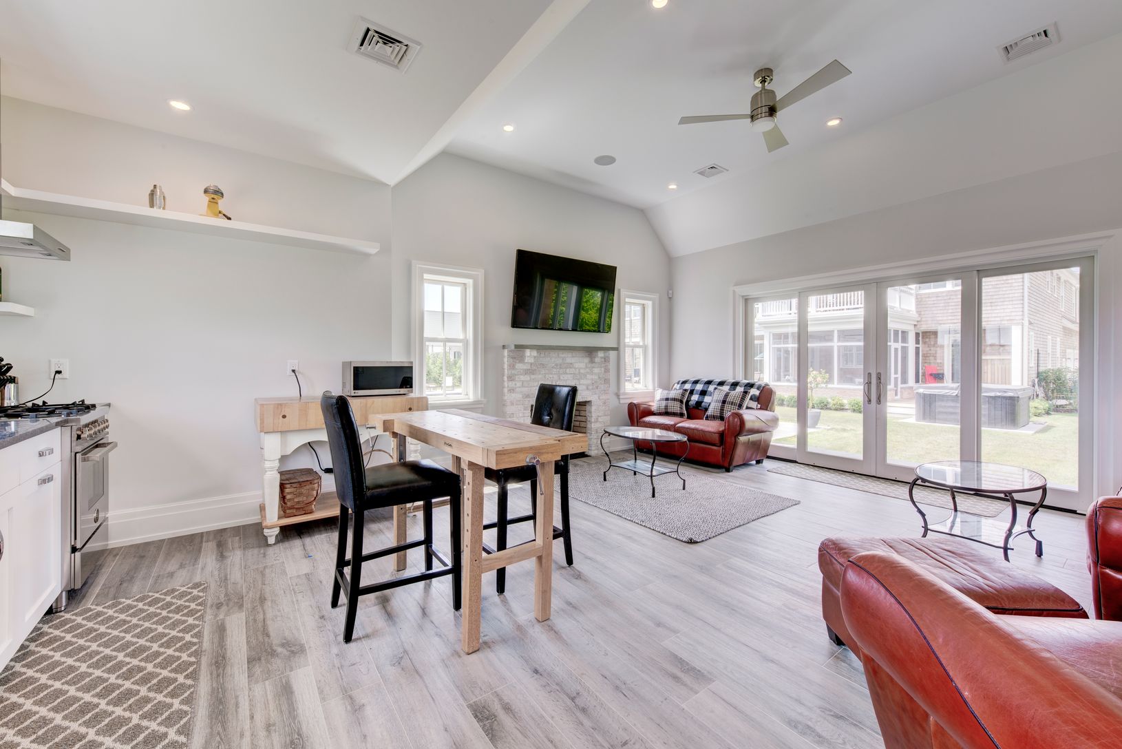  Cottoge Living/Dining Area 