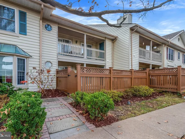 6090A Essex House Sq, Alexandria, VA 22310
