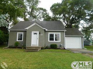 907 Academy Rd, Holly, MI 48442