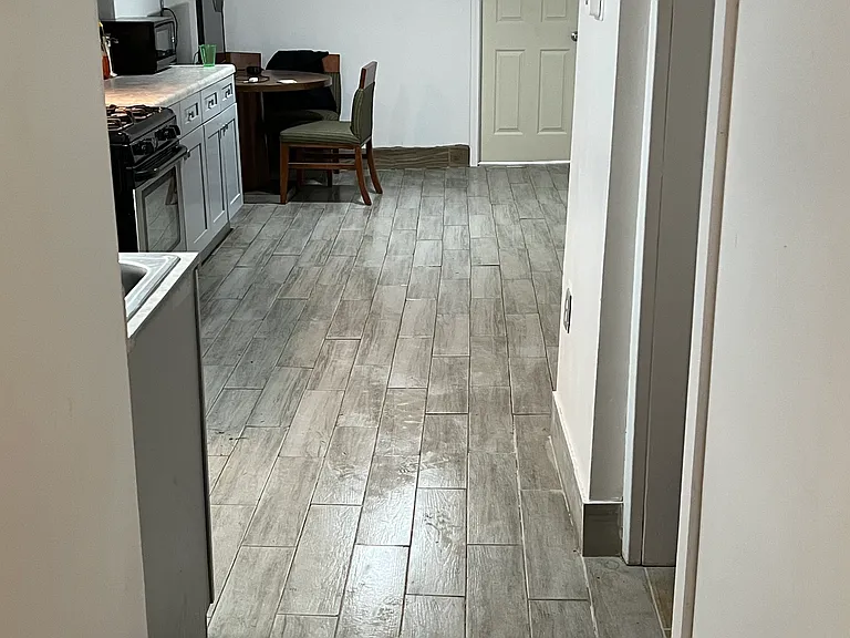 KITCHEN/DINING AREA