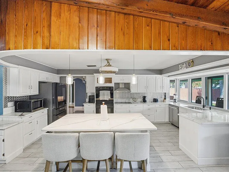 1326 SW Bartell Ave — Photo 18