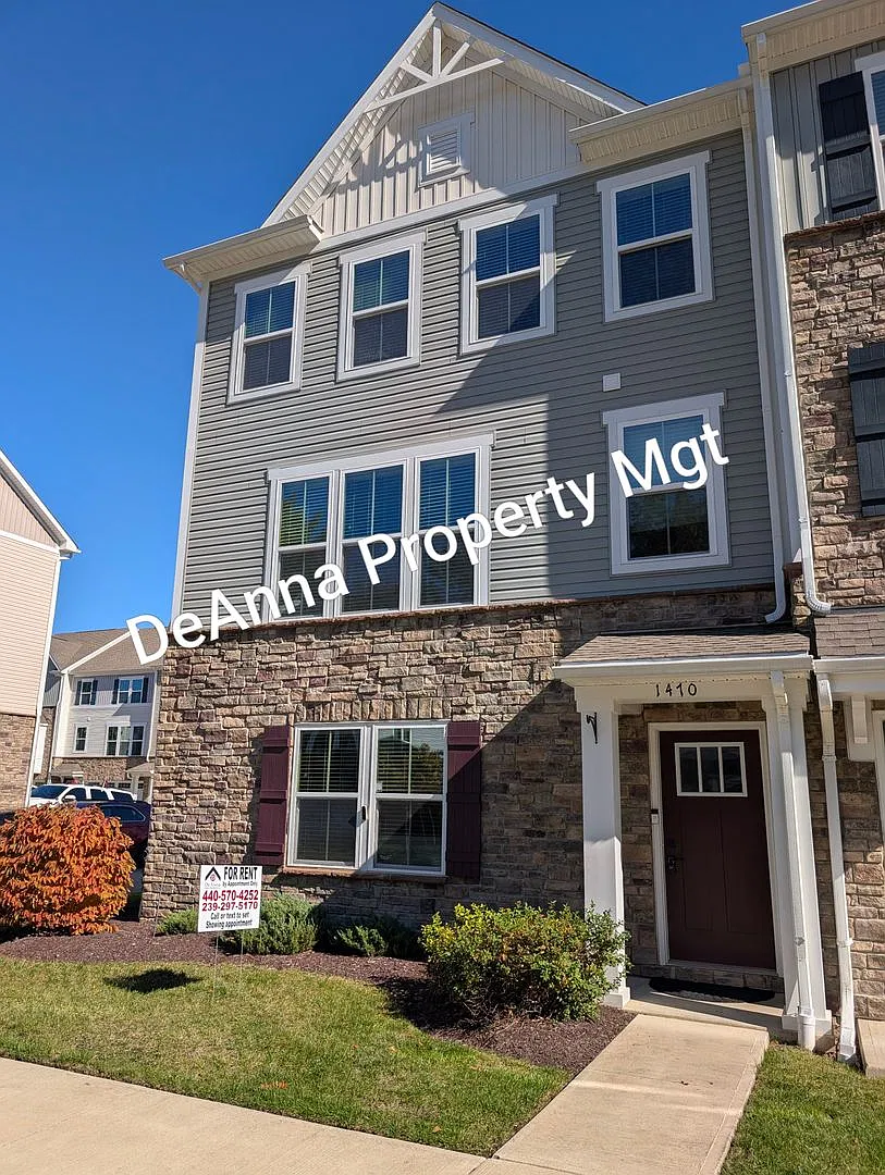 Luxury 3 bedroom Townhome — Photo 1