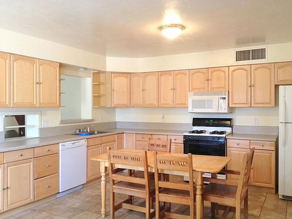 Large Eat-in Kitchen