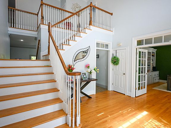 5th image of 220 Ascot Glen Rd